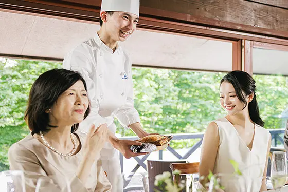 写真：シェフによる料理提供